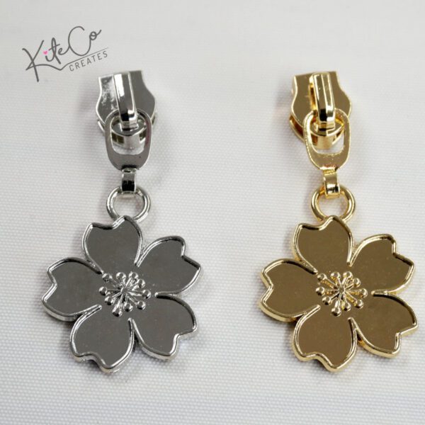 Flower zipper pull